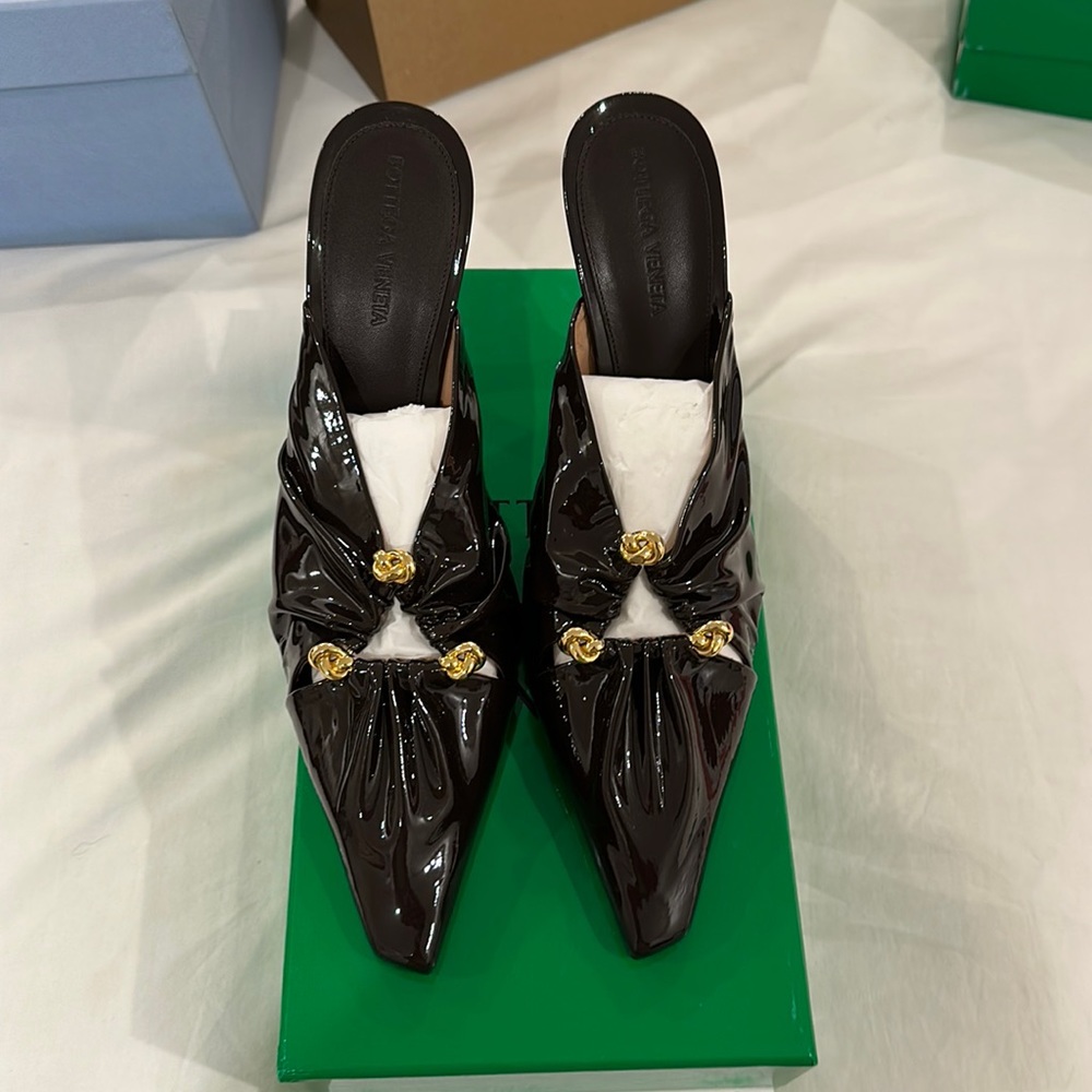 Bottega Veneta bunnie  pump .